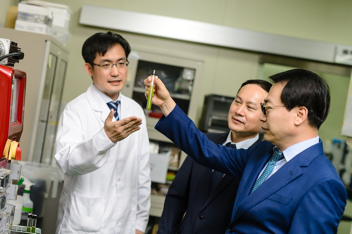 綠茵生技總經理解說原料研發過程。（圖／綠茵生技提供）