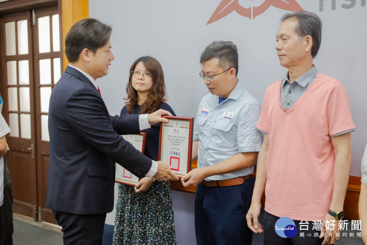 代理市長邱臣遠親自頒獎給獲獎單位。