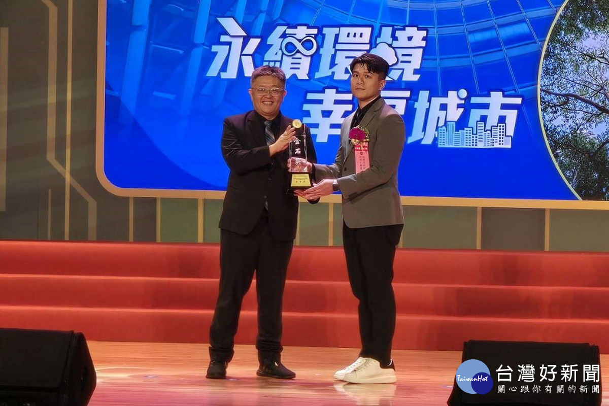 新工處林巳伸科長代表領獎。<br /><br />