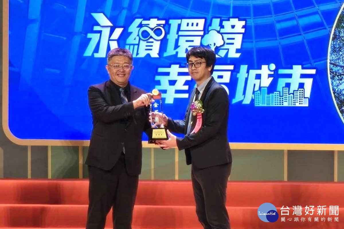 新工處鄭閎仁科長代表領獎。<br /><br />