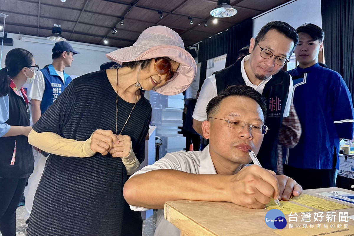 桃園市副市長蘇俊賓以紀念明信片寫下對黃永松、李南華老師的感謝。<br /><br />