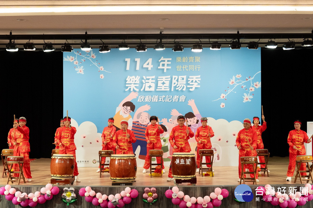 「114年樂活重陽季」啟動記者會中樂齡長輩進行開場表演。<br /><br />