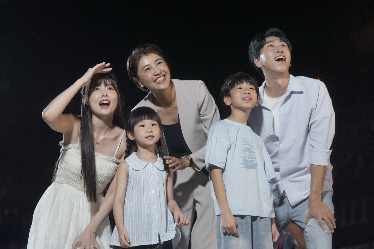 許縣長也與民眾一同觀賞。(縣府提供)