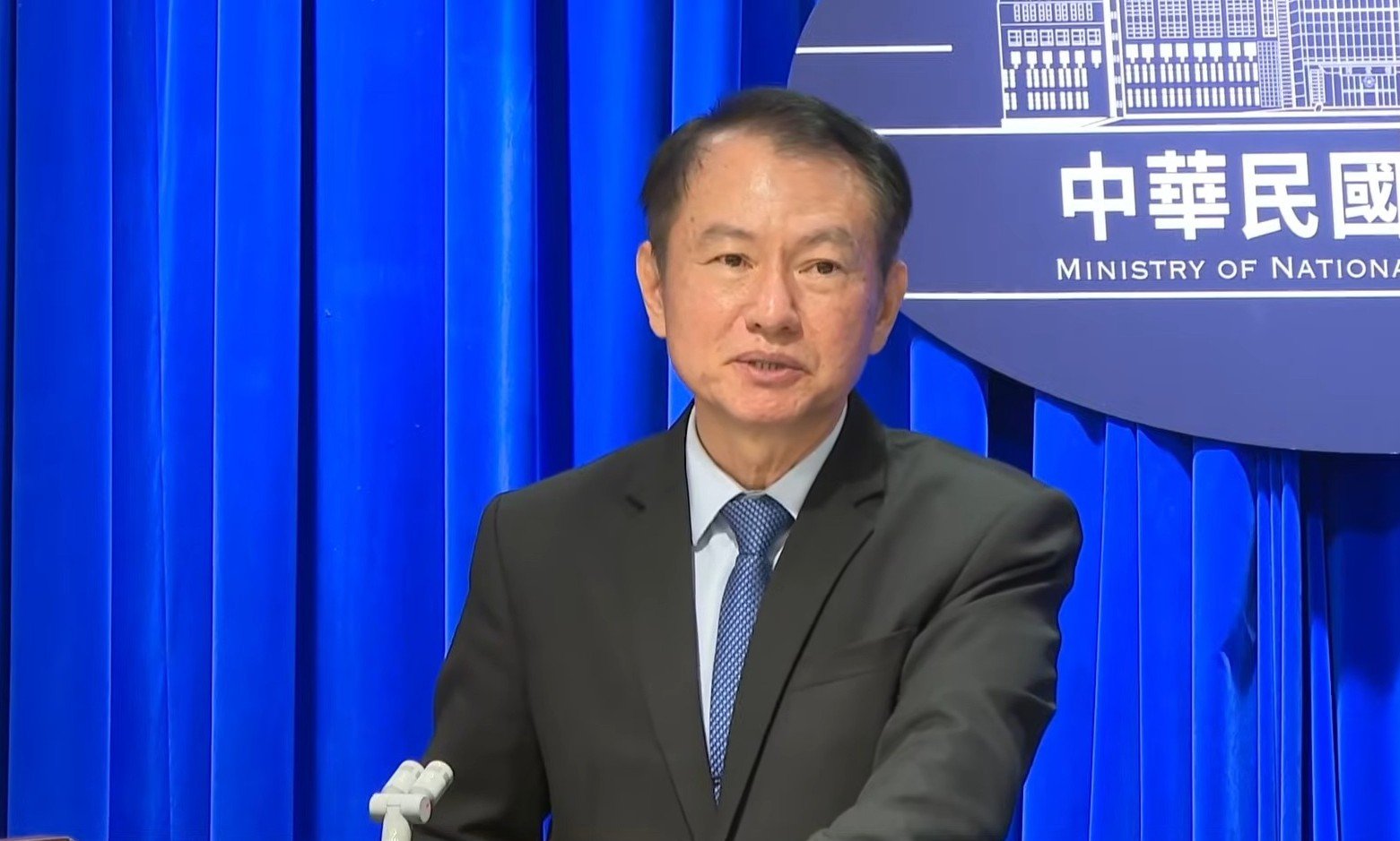 全動署物力動員處處長沈威志(如圖)公布新版全民國防手冊,居然刪除民眾對共軍的敵我識別。翻攝畫面