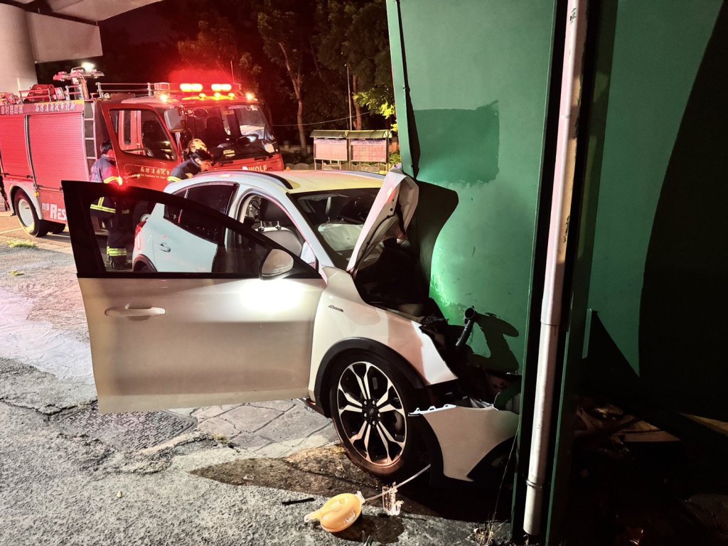 你累了嗎?三峽男開上人行道直撞公車站 車頭爛毀深陷牌柱