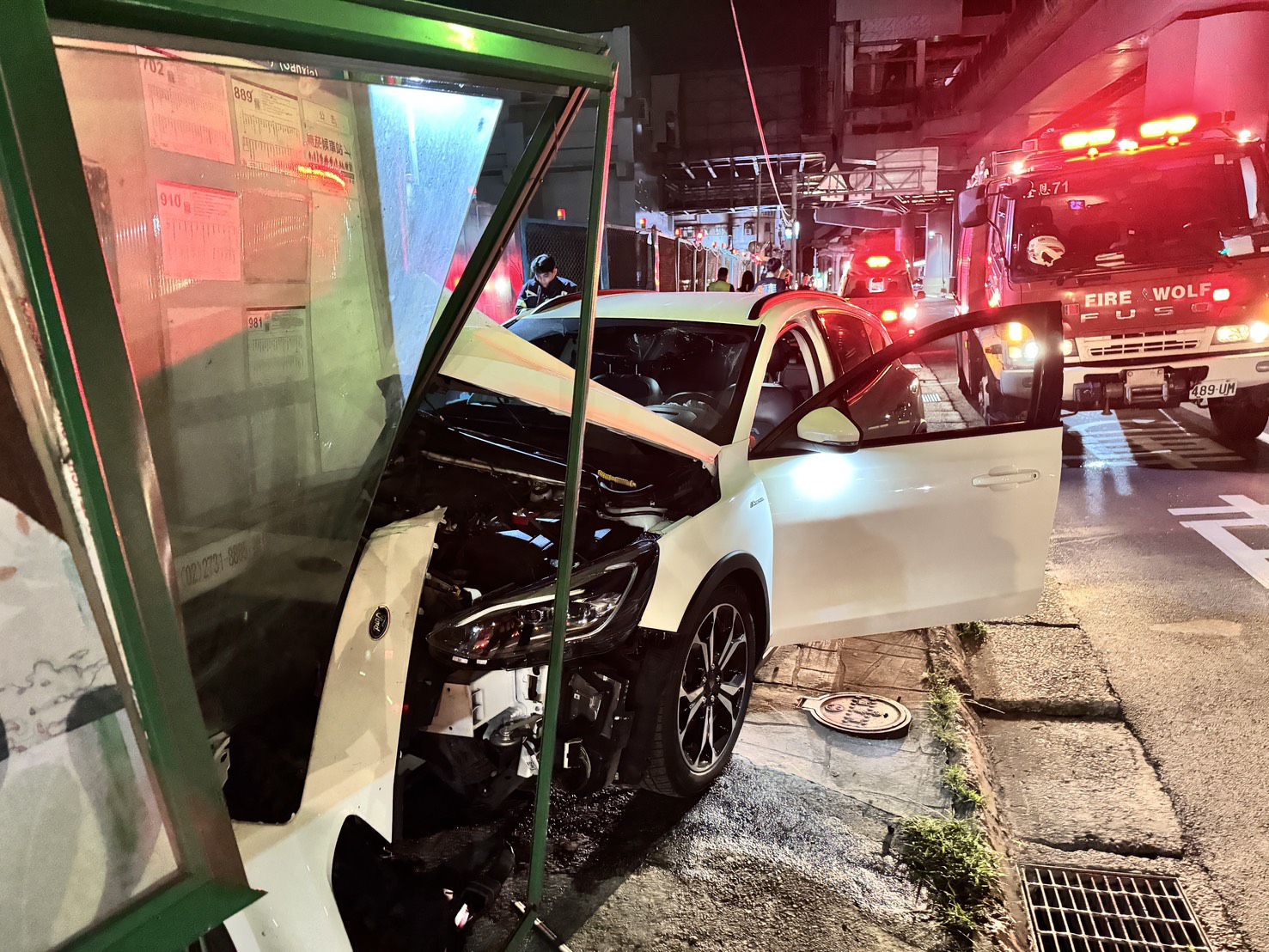 新北市三峽區復興路、學成路口,昨(15)日晚間22時許發生1起自撞車禍。