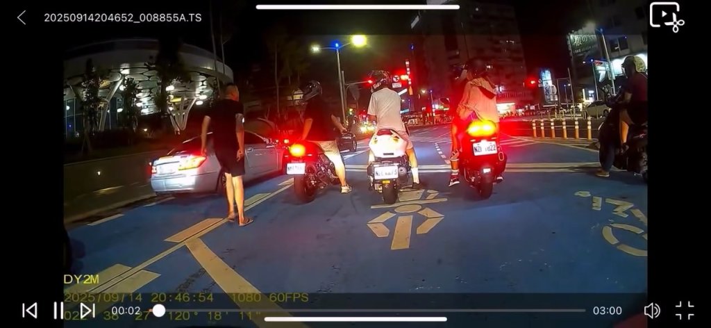 影/賓士c300突切車道被叭!下車跟騎士爆發口角 女友人急下車拉走