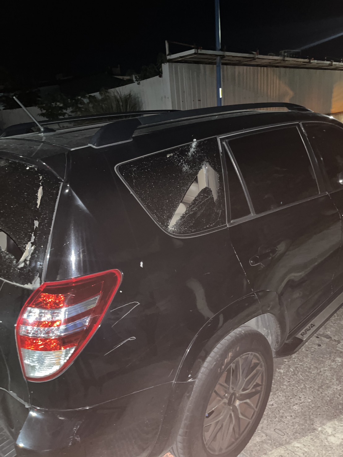 張男座車遭債主等人砸毀。