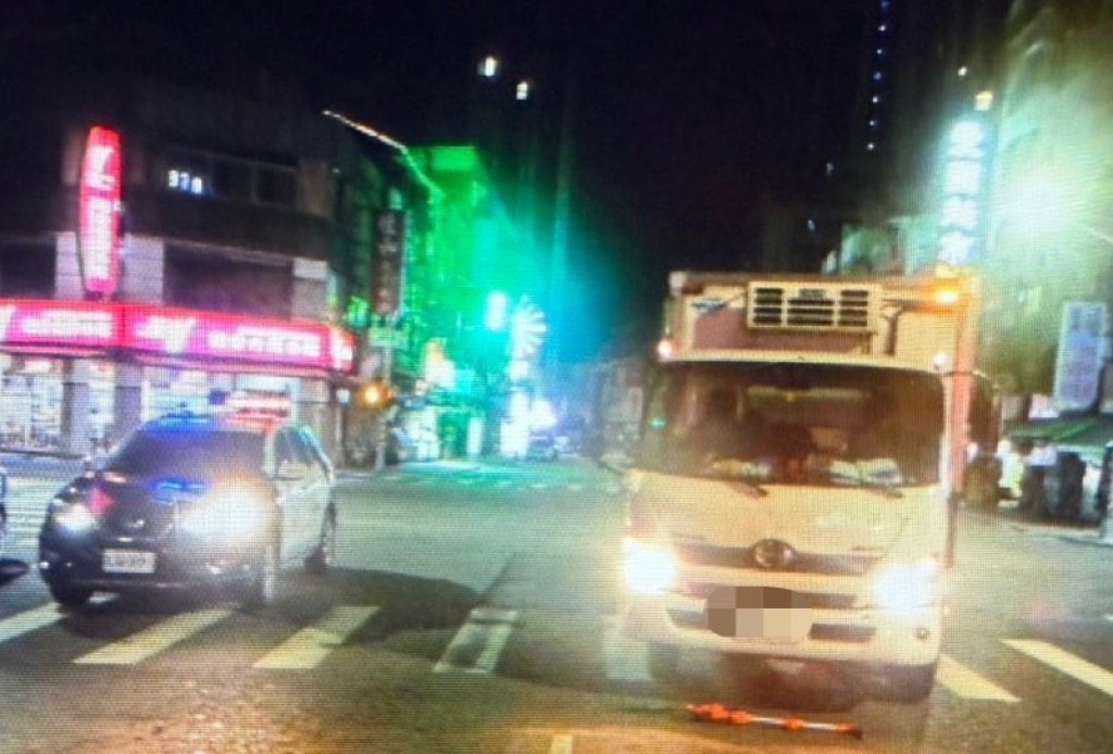 高雄深夜路口男子遭左轉貨車撞飛 多處擦傷送醫
