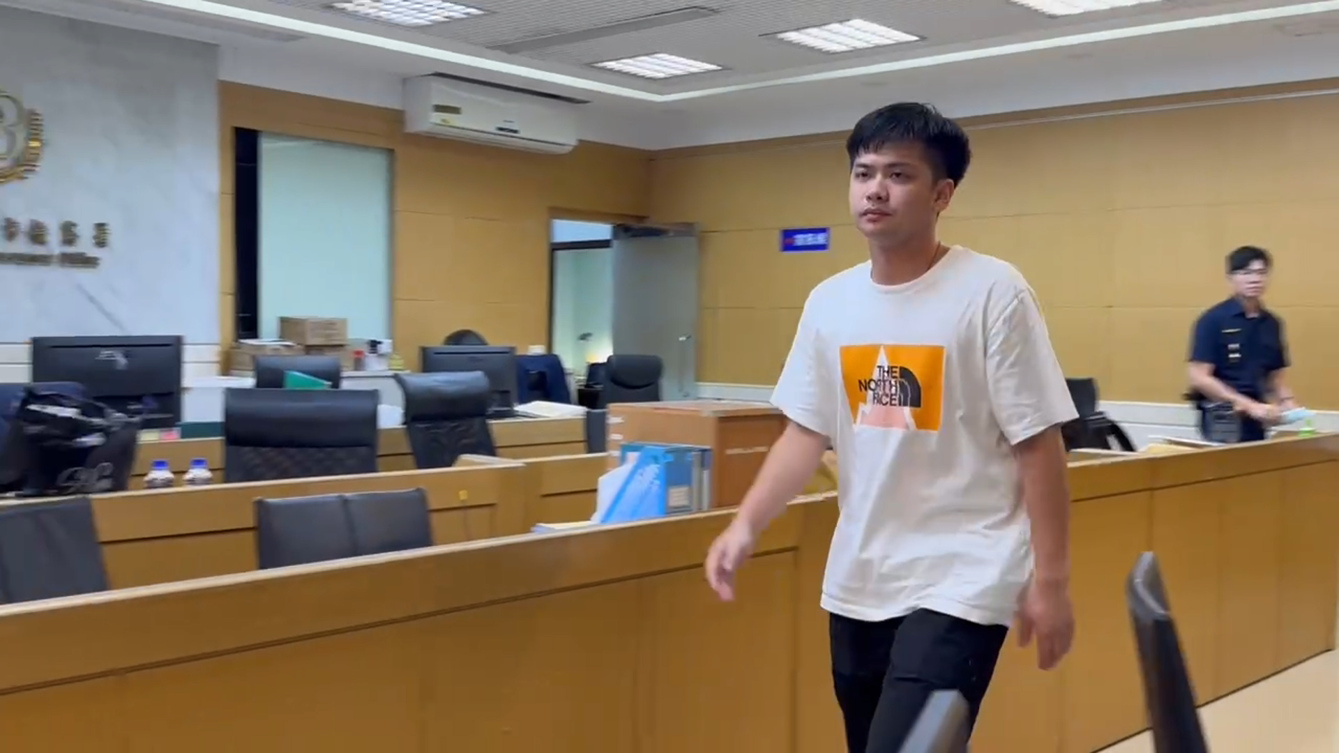 龔益霆交保後步出法警室時,神情平靜。