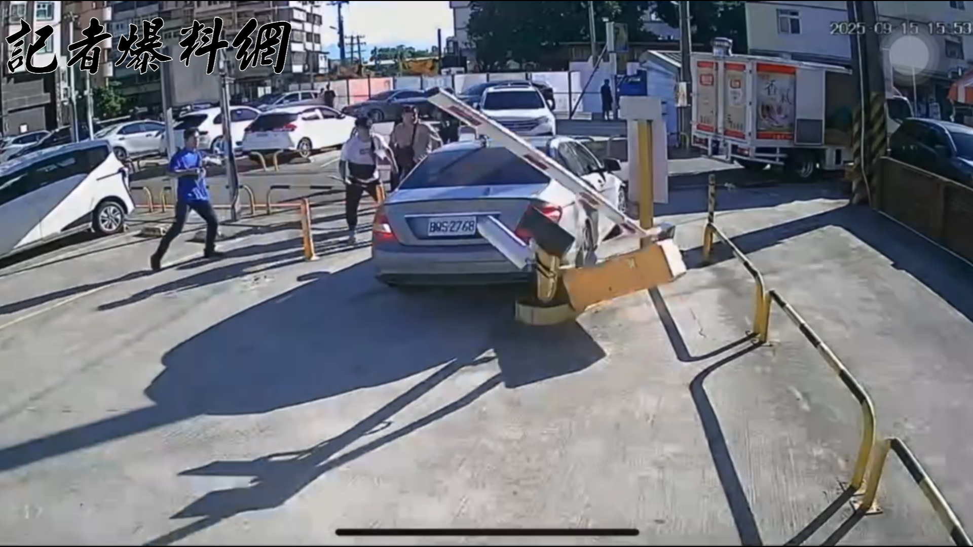 黃女為掩護簡姓通緝犯男友,竟開車衝撞停車場護欄、柵欄,並試圖衝撞員警逃逸。