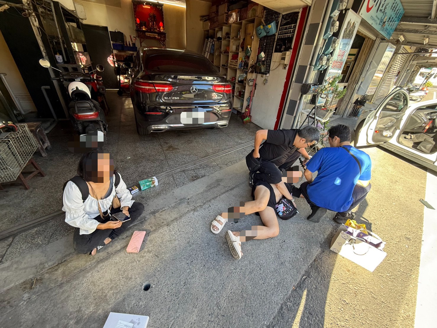 警方啟動攔截圍捕,於礁溪鄉育英路1處汽修廠前,成功逮捕駕車衝撞的黃女及乘客王女。