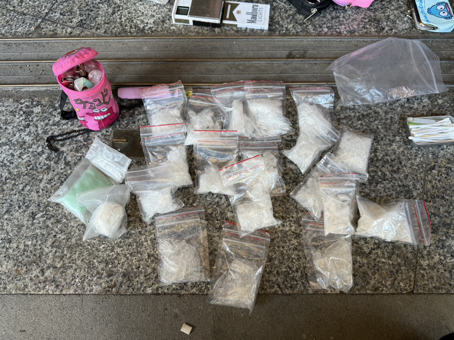 警方在黃女的包包內,搜出海洛因30公克及安非他命360公克,總市價約百萬元。