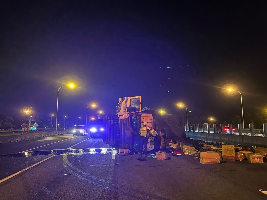 國道運菜聯結車爆胎翻覆! 車流阻塞3小時