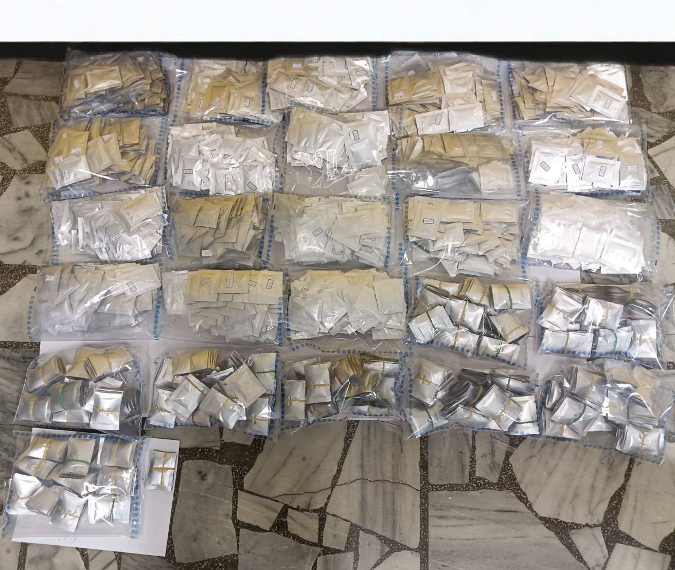 警方在賓士車上查獲總重近10公斤的各式毒品。