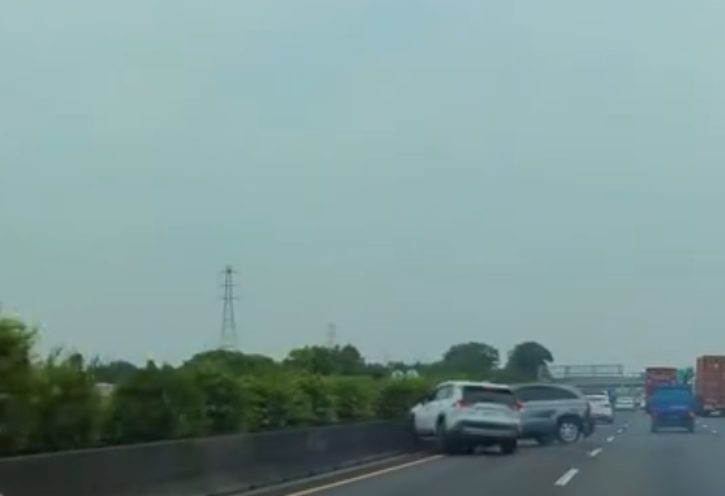 撞擊畫面曝光！-　國道1號小貨車駕駛恍神釀連環車禍4車相撞
