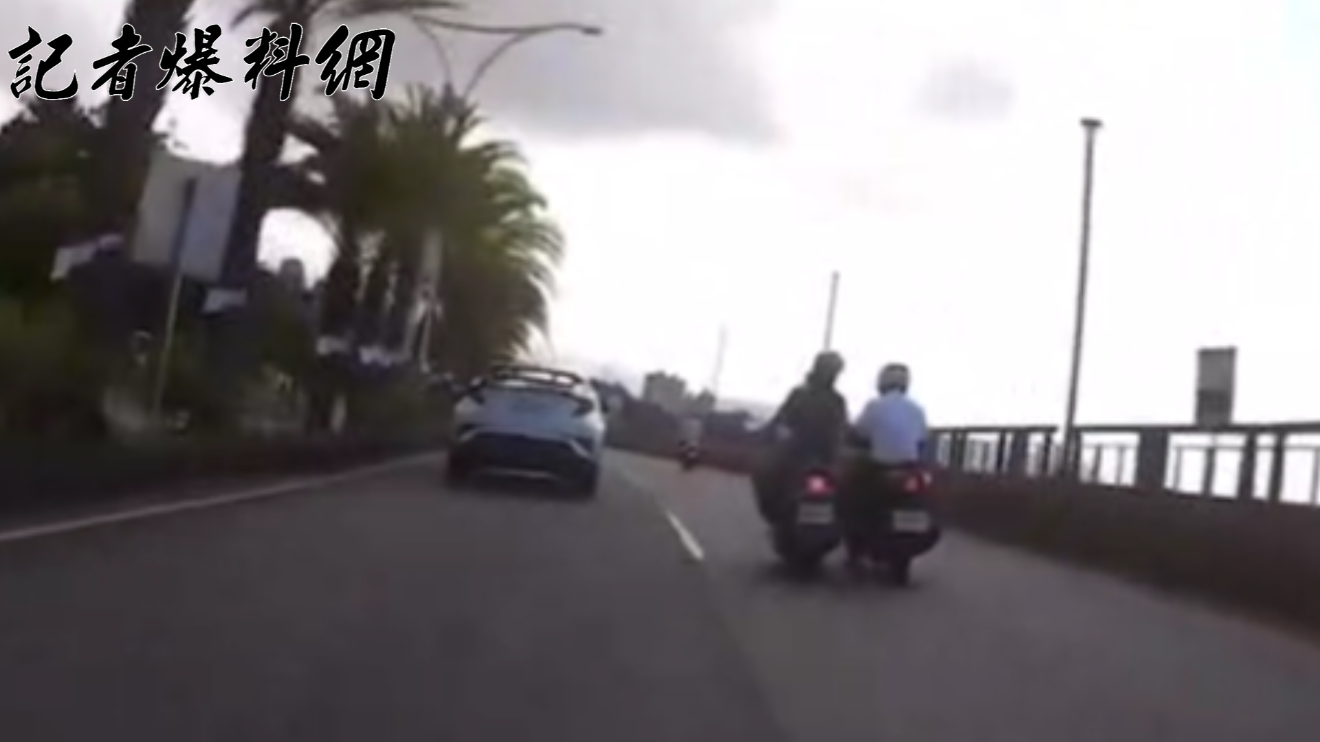 40歲陳姓男騎士在超車時,疑似未保持安全距離,與右方71歲陳姓老翁騎乘的機車發生擦撞。