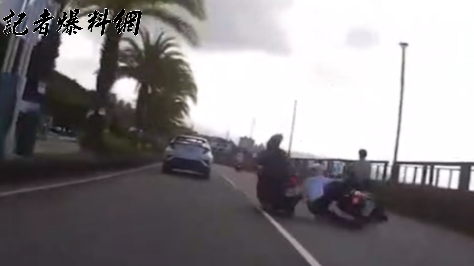 擦撞導致2車雙雙失控犁田慘摔。