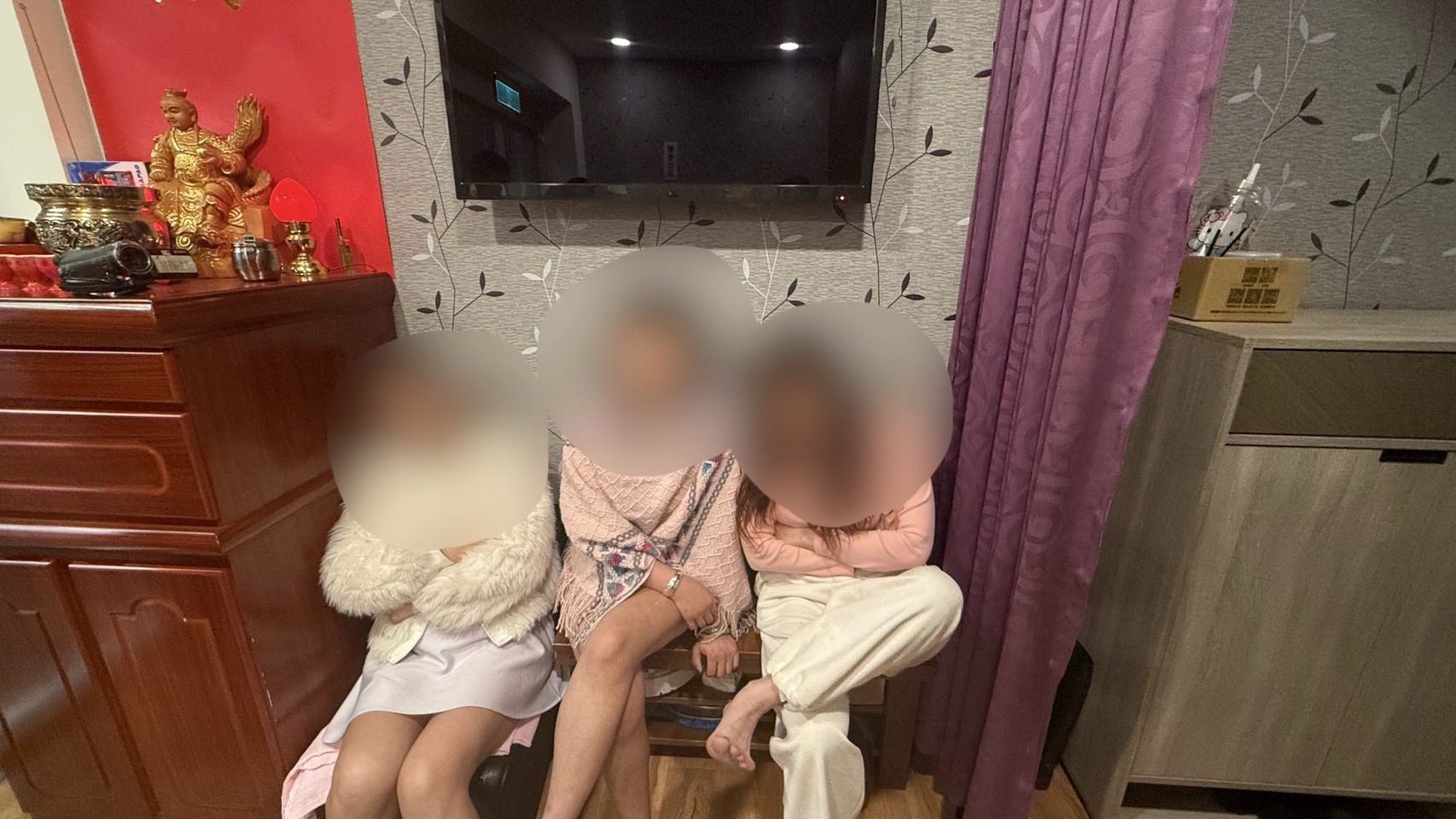 警方於去年12月19日首度持搜索票前往查處,當場查獲女按摩師與男客進行半套性交易。