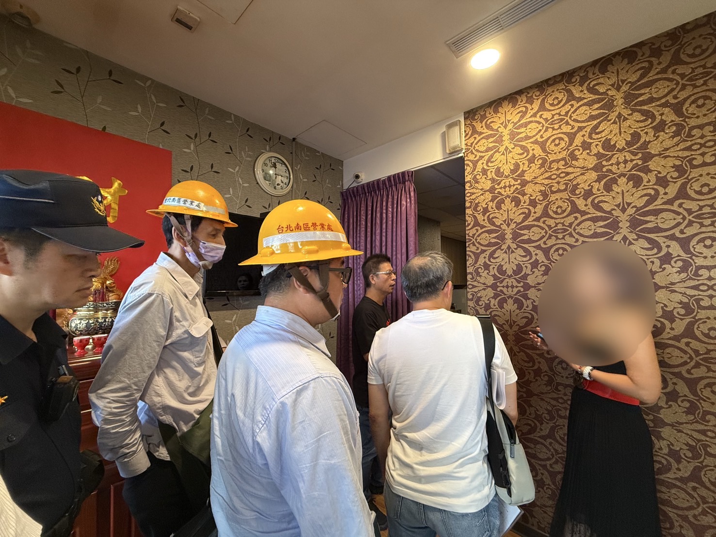 台北市警察局會同北市府都市發展局、台灣電力公司、自來水事業處等單位,昨(15)日共同出動,對該養生館強制執行斷水斷電。