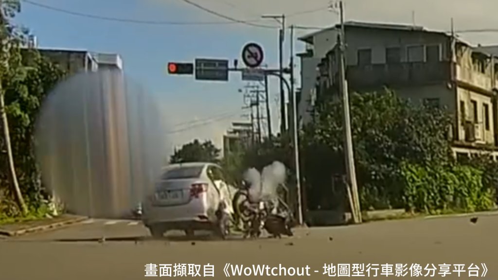 看車但沒看機車…龍潭女左轉沒讓 騎士直行猛撞騰空墜地慘摔