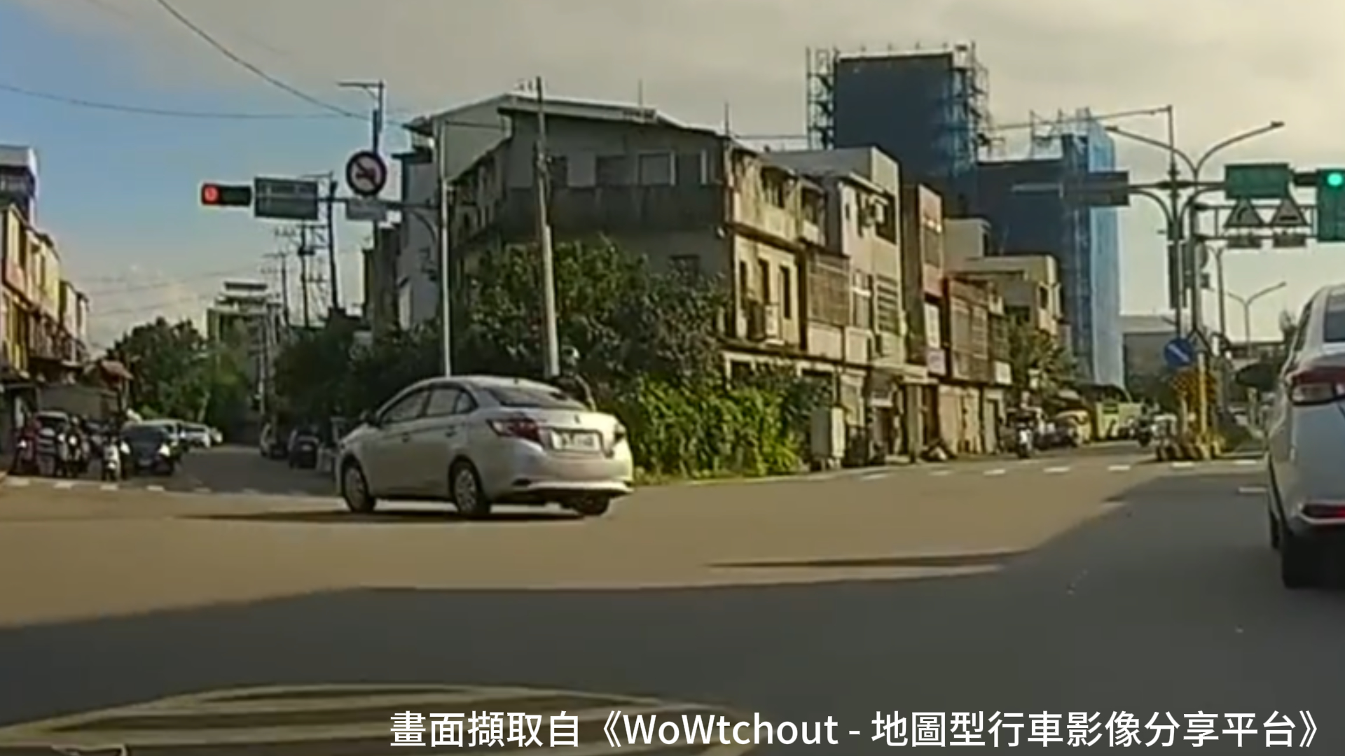 62歲吳姓女子駕駛轎車左轉時疑未禮讓,與對向1輛直行機車發生碰撞。