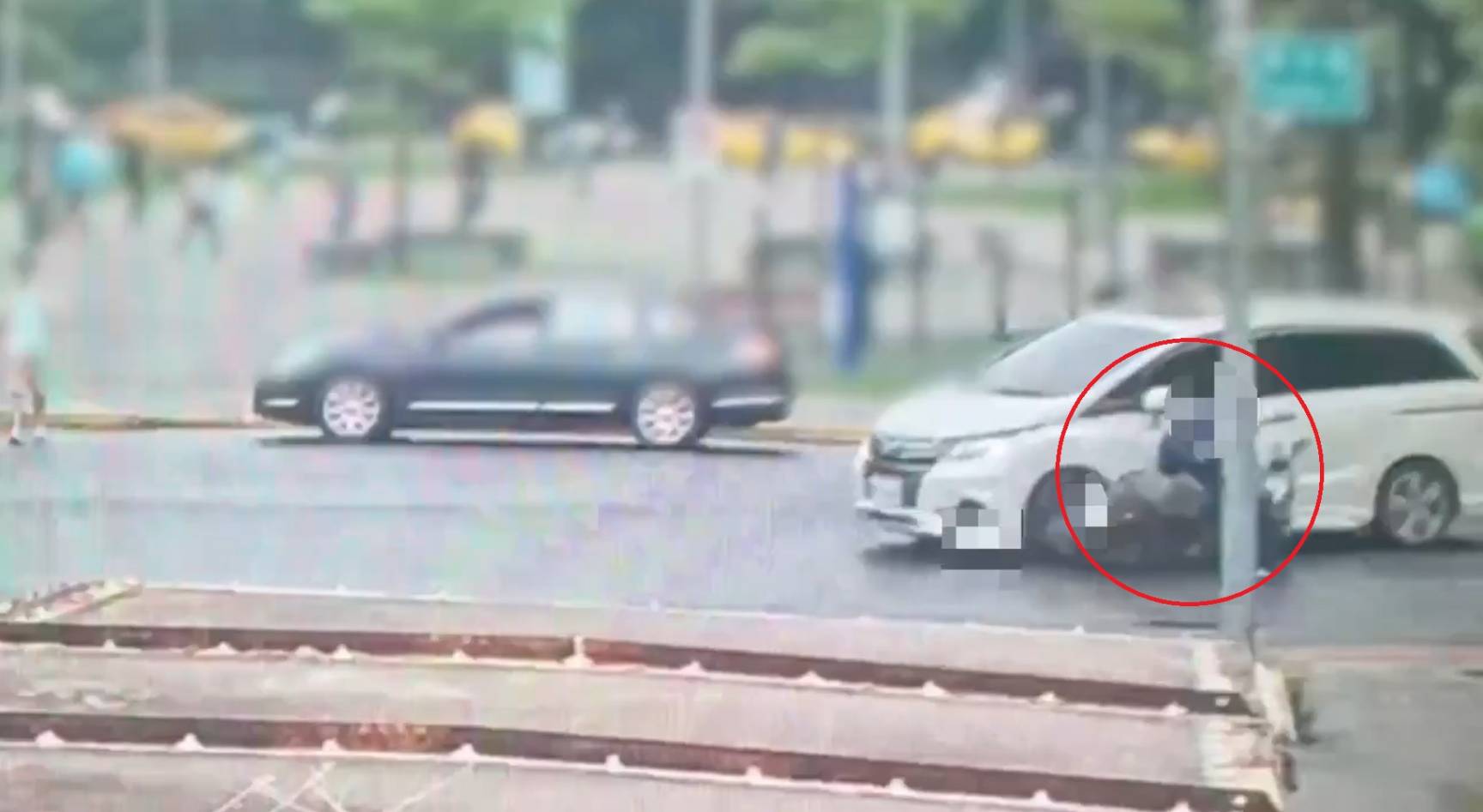 張姓婦人未依規定將車開至路口中心再轉彎,直接搶快左轉,與詹姓男子騎乘的右轉機車發生碰撞。