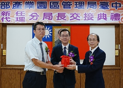 ▲園管局臺中分局代理分局長王振權(左)在楊志清局長見證下交接印信予臺中分局新任分局長陳高尚(右)(記者 李堂安 翻攝)