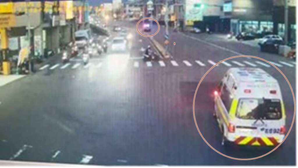 ▲小貨車駕駛路邊抽搐昏迷,彰化警鳴笛開道救回一命。(彰化警方提供)