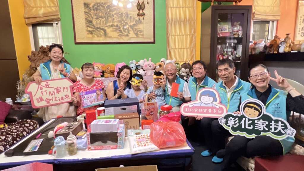 ▲彰化家扶兒童少年保護委員會主委陳明宗伉儷與委員們,在中秋前夕帶著滿滿祝福,走進寄養家庭,感謝縣內64戶寄養家庭無怨無悔的付出,也陪伴孩子們度過一個溫暖而有愛的中秋。(彰化家扶提供)