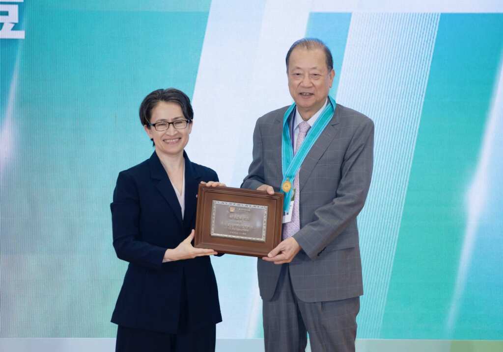 ▲中國醫藥大學暨醫療體系蔡長海董事長(右)獲頒工研院院士殊榮,由副總統蕭美琴(左)親自授證。(中醫大附醫提供)