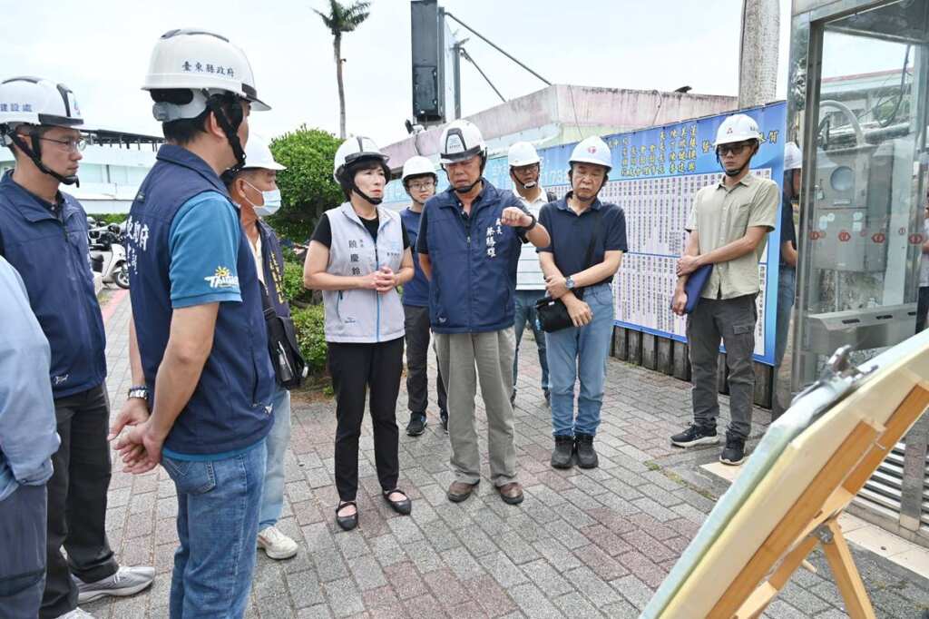 ▲饒慶鈴視察三大工程,宣布縣府約用技術員加薪留才。