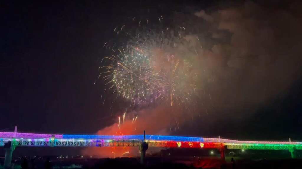 ▲114年國慶焰火試放，千發焰火照亮南投夜空。（記者林明佑翻攝）