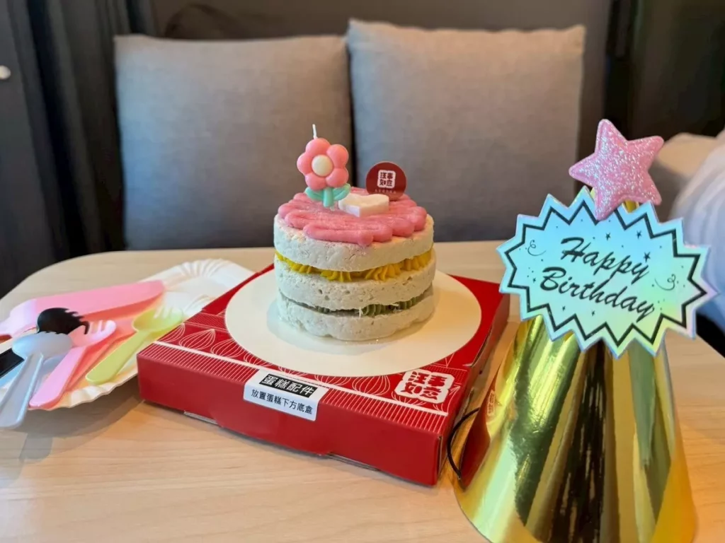 「甜蜜小乖乖-黃金雞」生日蛋糕,疊加三層新鮮雞胸肉,以馬鈴薯搭配甜菜根、南瓜、花椰菜,每一口都充滿營養與美味。(汪事如意提供)