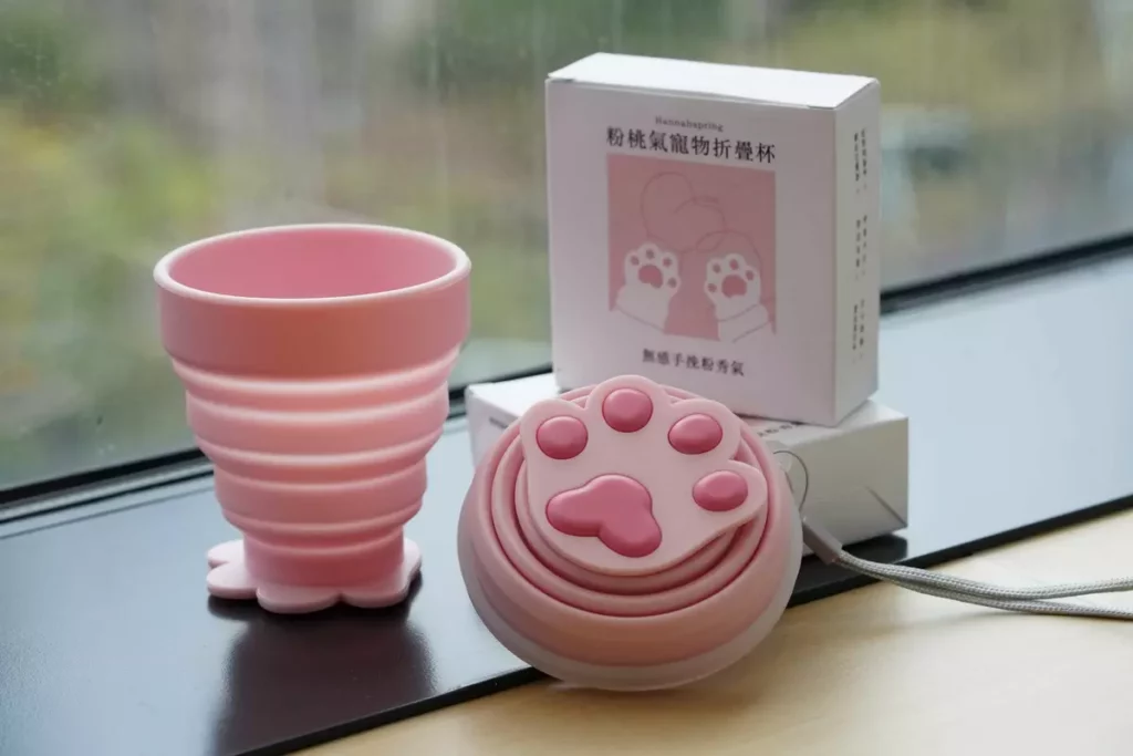 「粉淘氣寵物折疊杯」材質選用食品級矽膠,不添加塑化劑,讓狗狗喝水啃咬都安心,搭配摺疊收納設計,外出攜帶輕巧便利。(瀚寓夏天提供)