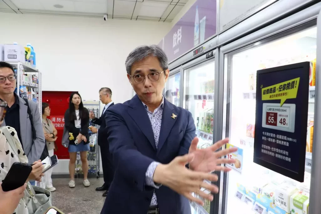 三商家購董事總經理邱光隆展示電子價卡的多元應用。(美廉社提供)
