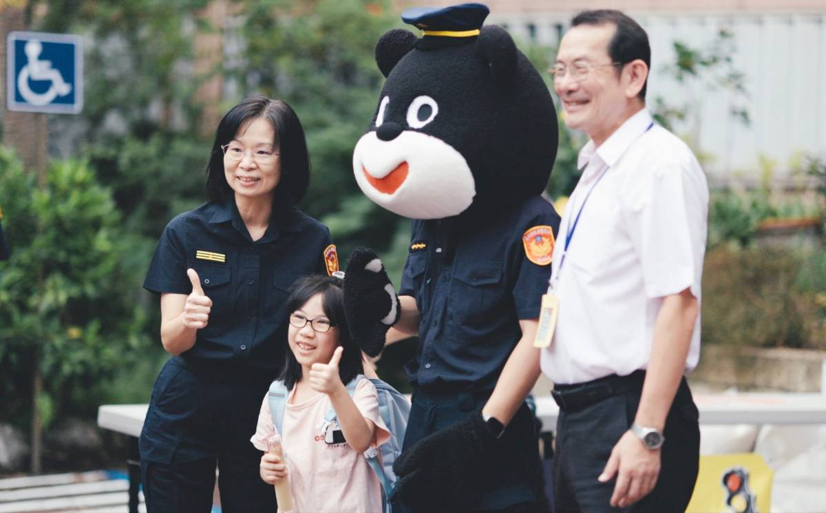 「警察熊寶」現身內湖校園 開學日秒變歡樂嘉年華