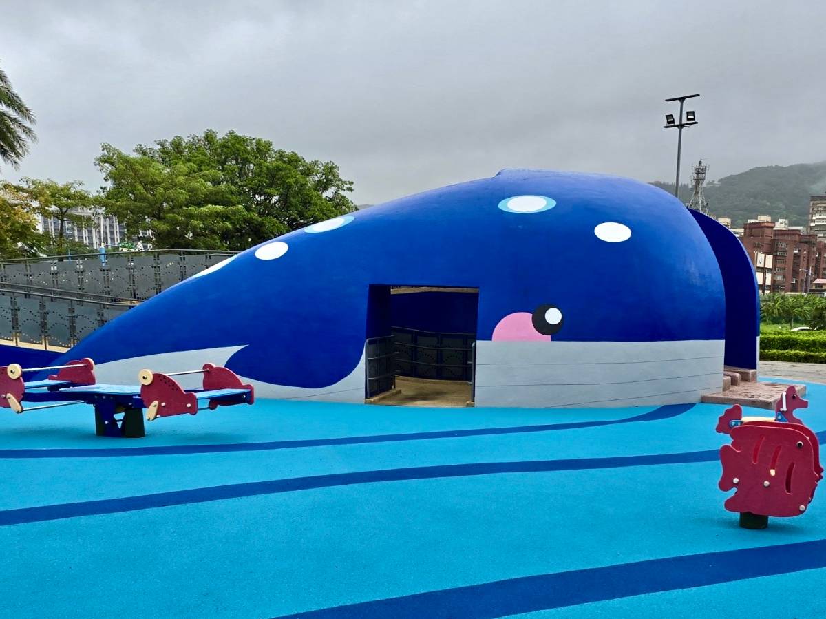 八里兩大特色公園玩翻天 商港鯨魚地景、左岸沙雕展同樂