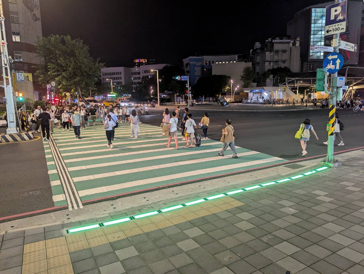 新北試辦地面警示燈 科技守護行人安全