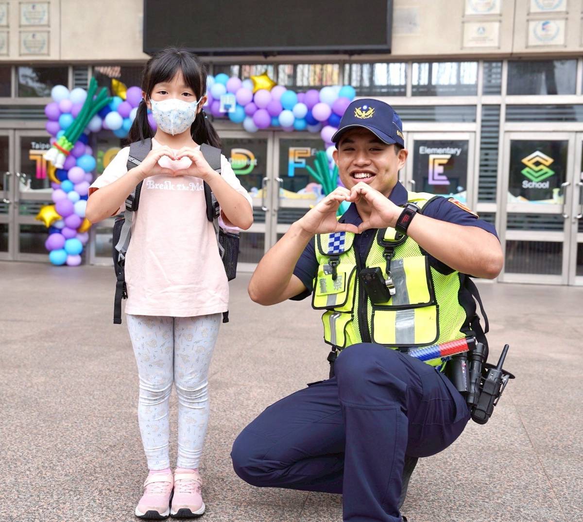 全國中小學今日開學! 警方駐守校園周邊守護學童上下學安全
