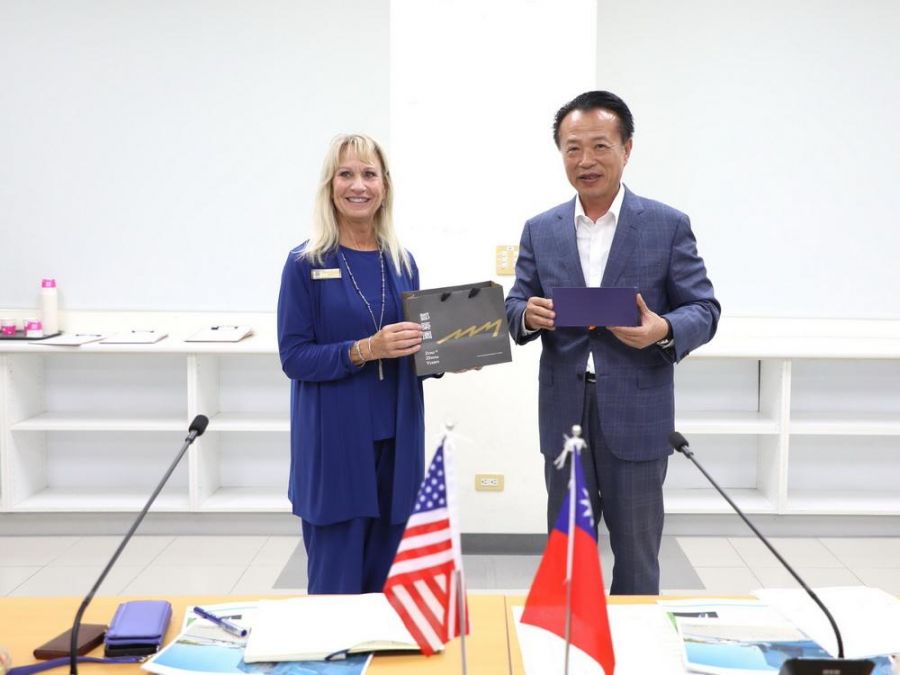 美國奧克拉荷馬州訪團參訪亞創中心 翁章梁縣長迎接