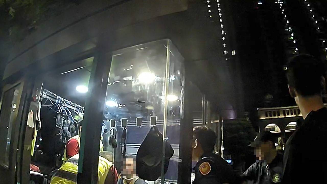 桃園醉男社區鬧事 踹門毆保全遭壓制逮捕 2297624 0