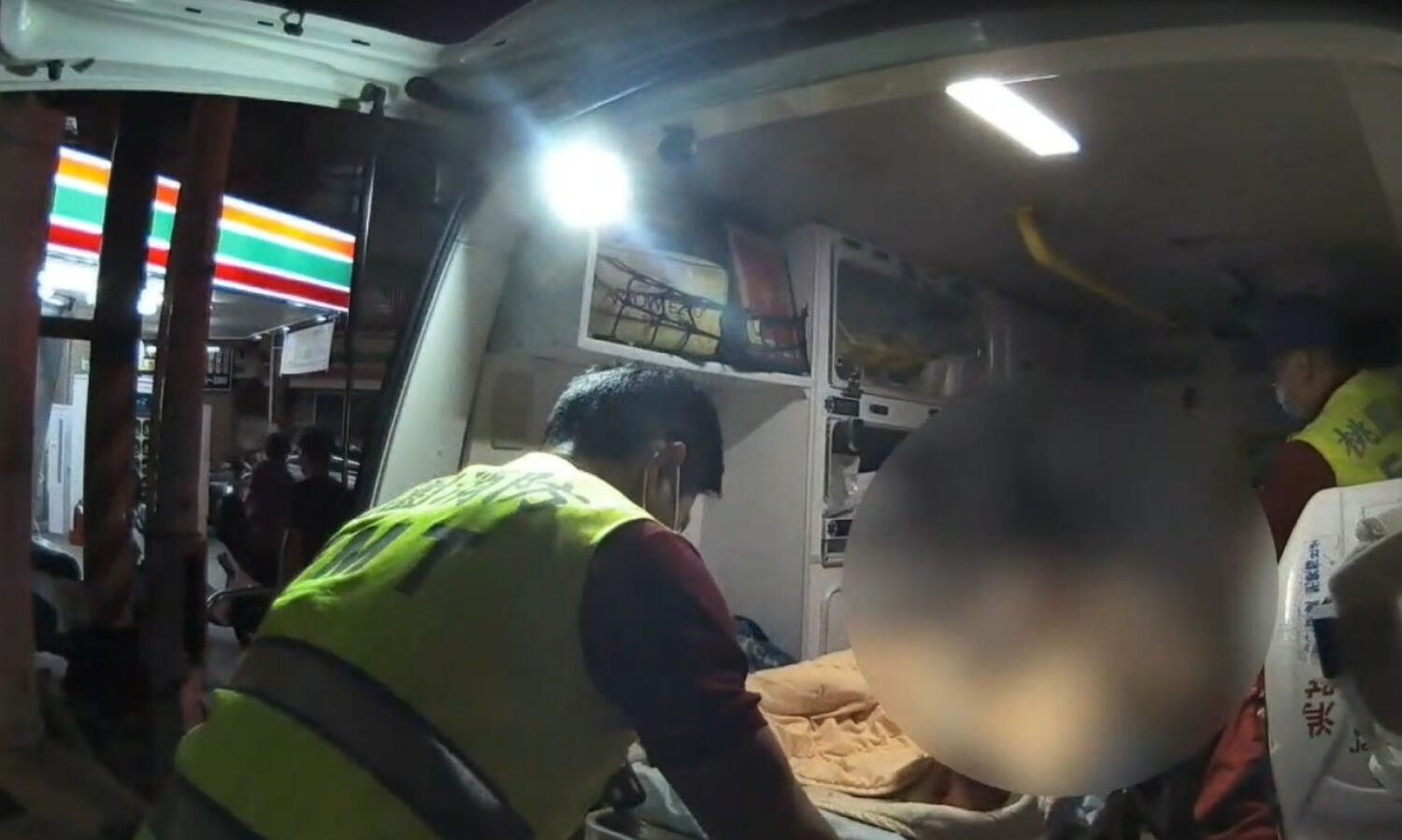 警方到場將受傷女子及倒臥家中浴室內的嫌犯送醫,目前兩人都已無生命危險。(記者翻攝)