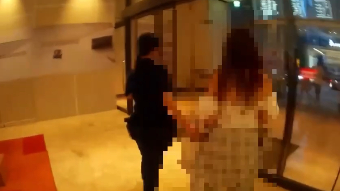 外籍當事女子遭警方帶返所偵辦。(記者徐煜勝翻攝)