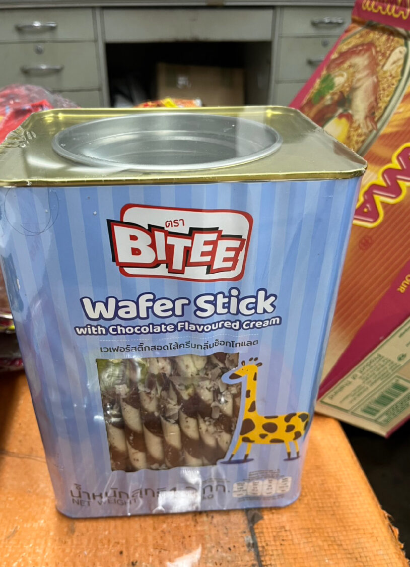 餅乾鐵盒內暗藏毒品。(記者徐煜勝翻攝)