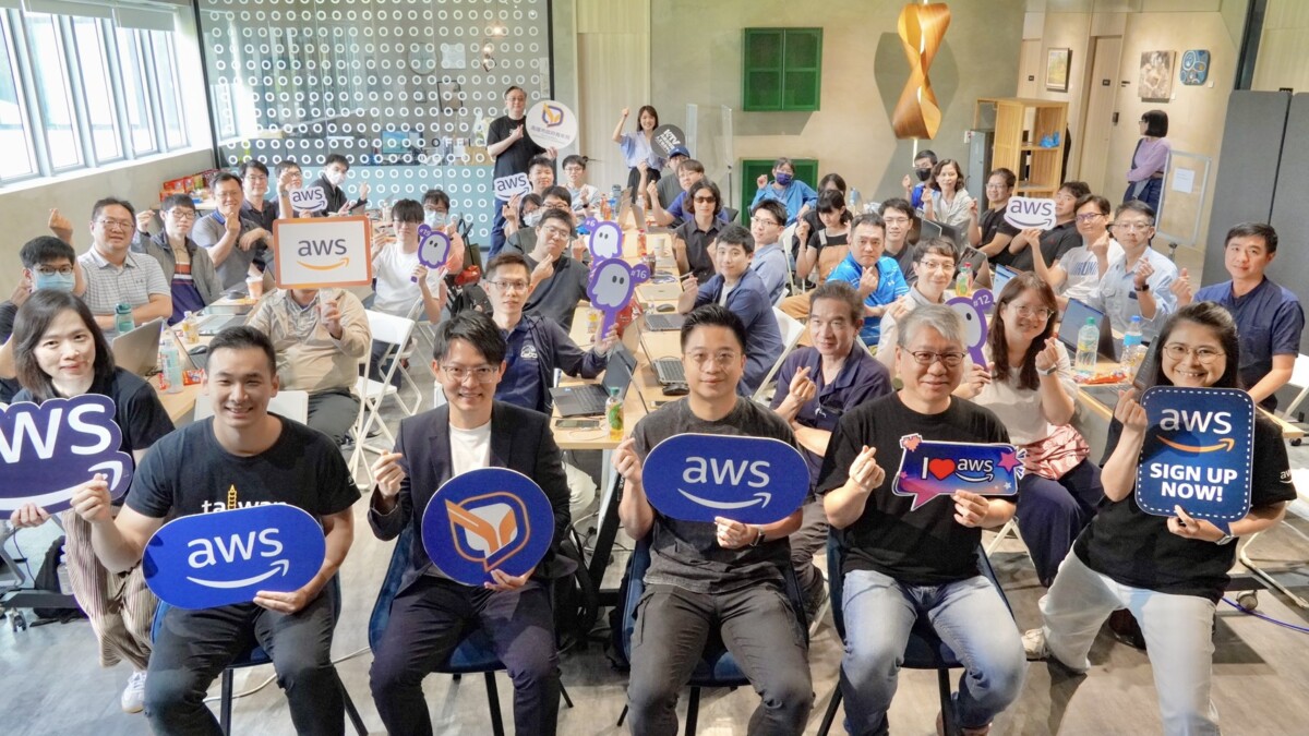 ▲AWS於「K-TV新媒體人才培育中心」舉辦生成式AI工作坊，推廣前瞻技術並為南部產業注入新能量。圖前排由左至右為Steven Shen, Business Development Manager、青年局林楷軒局長、Ben Chan, Business Development Manager、CK Wang,Service Specialist Architect，以及Annie Chang,AI GTM合影。