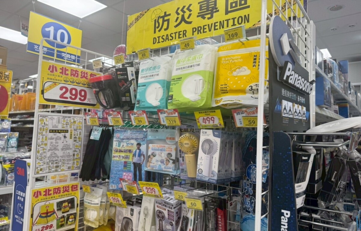 ▲台中市政府消防局近日前往轄內多間大型賣場,展開「防颱防災宣導活動」,盼透過實地走訪與民眾建立完整防災觀念。