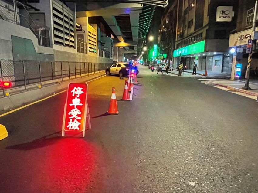 《圖說》中和分局強調將持續強化攔停及取締力道，讓民眾安全、安心、安寧享有靜謐的夜晚。〈中和分局提供〉