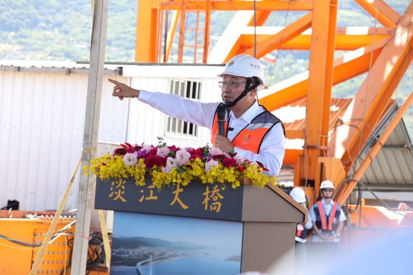 《圖說》侯友宜表示，淡江大橋總經費高達230.38億元，由交通部、新北市政府及國土署共同出資。淡江大橋在設計上不僅規劃汽機車通行空間，同時設置寬敞的人行步道與自行車道，並預留八里輕軌專用軌道位置，展現兼具整合性與前瞻性的交通願景。〈工務局提供〉