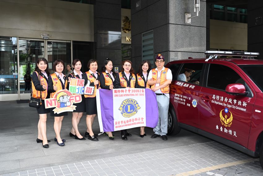 共築新北安居防線 國際獅子會聯合捐贈災勘車 3 《圖說》周勝考議員與女獅友。〈消防局提供〉